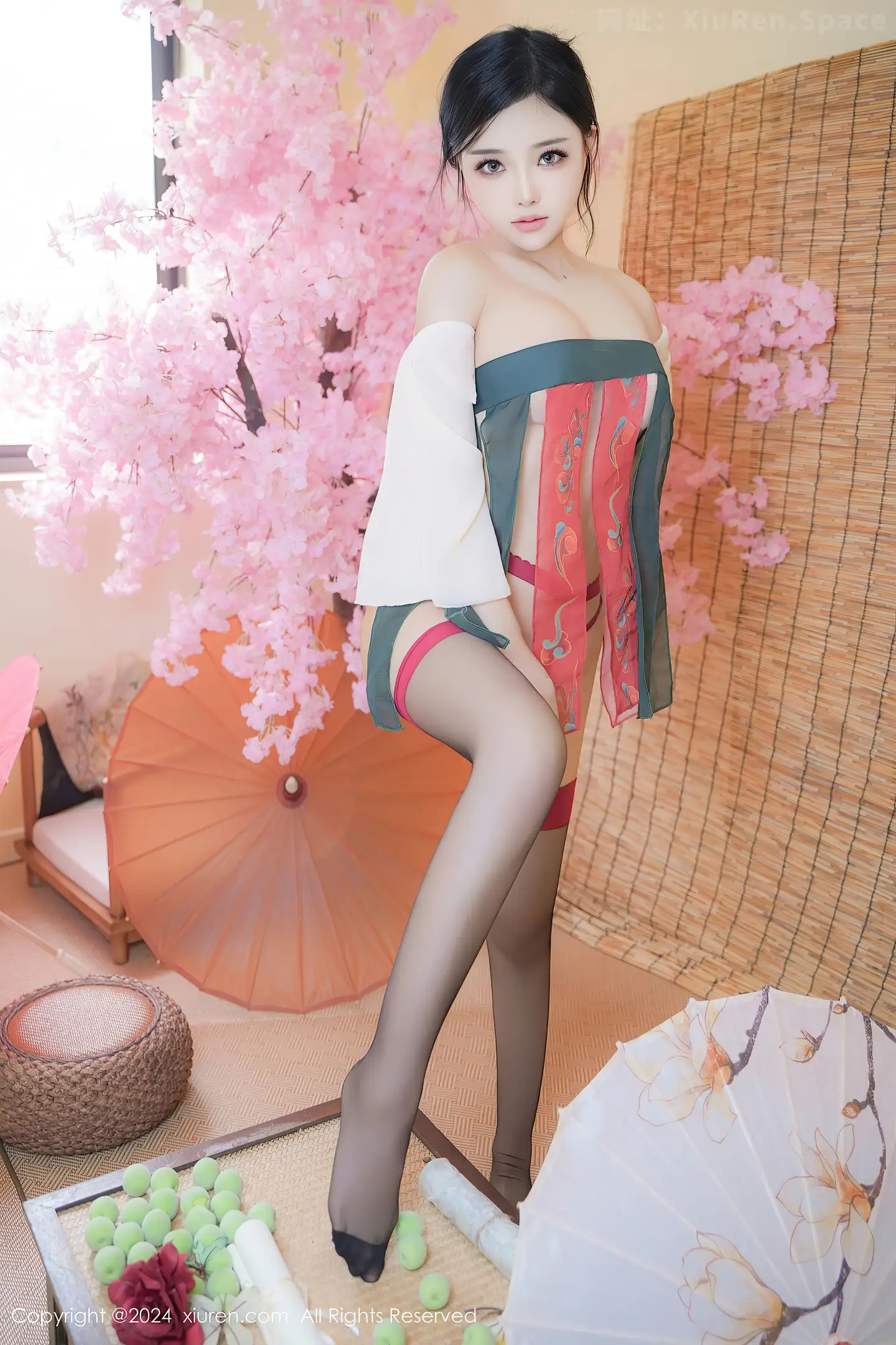 图片[3]-[XiuRen秀人网] VOL.9351 模特妙可可Cheese性感薄纱汉服配黑丝吊袜秀丰腴身材诱惑写真80P-秀人网官方网站